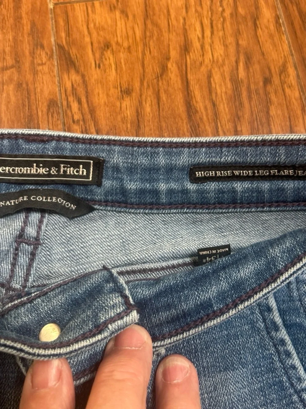 Abercrombie & Fitch Medium Blue Flare Jeans Size26/34, 0182